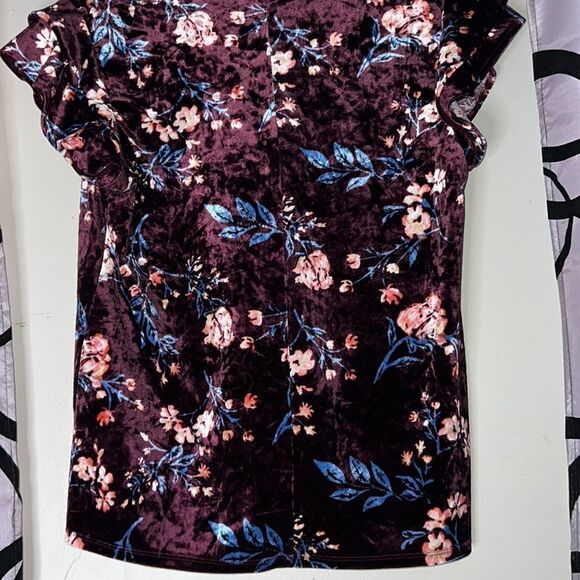 a.n.a Soft Woman’s Top with Ruffle Sleeves and Flower Designs Medium - Picture 8 of 8